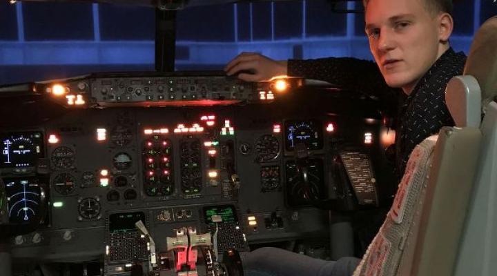 Jakub Badera wziął udział w sesji treningowej na samolocie Boeing 737-300 (fot. PWSZ Chełm)