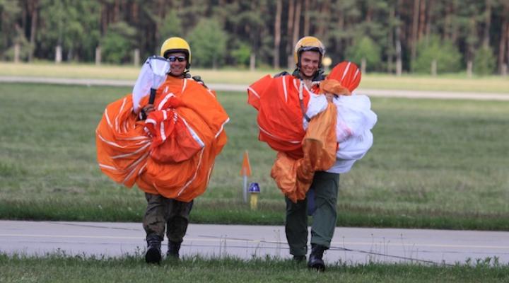 Mirosławiec: Uczestnicy kursu metodycznego i kursu specjalistycznego dla instruktorów spadochronowych lotnictwa sił zbrojnych