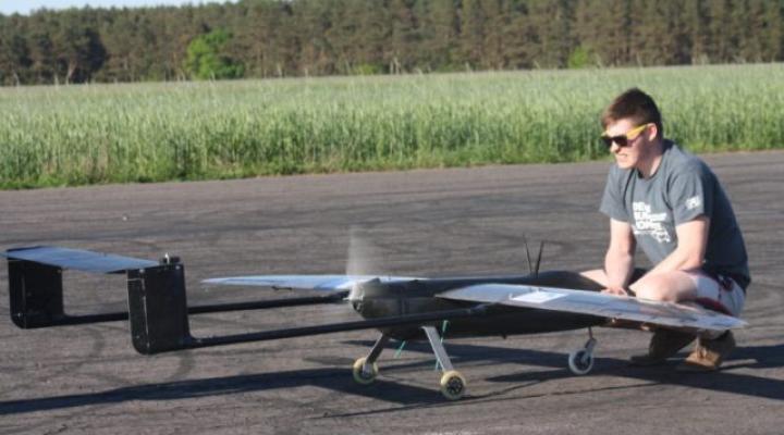 Testy bezzałogowca na lotnisku w Kąkolewie (fot. aerodesign.put.poznan.pl)