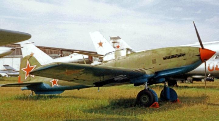Ił-10M w barwach Radzieckich Sił Powietrznych w muzeum w Monino niedaleko Moskwy (fot. RuthAS / Wikimedia Commons)