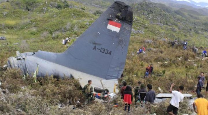 Katastrofa wojskowego samolotu transportowego C-130 Hercules w Indonezji (fot. washingtonpost.com)