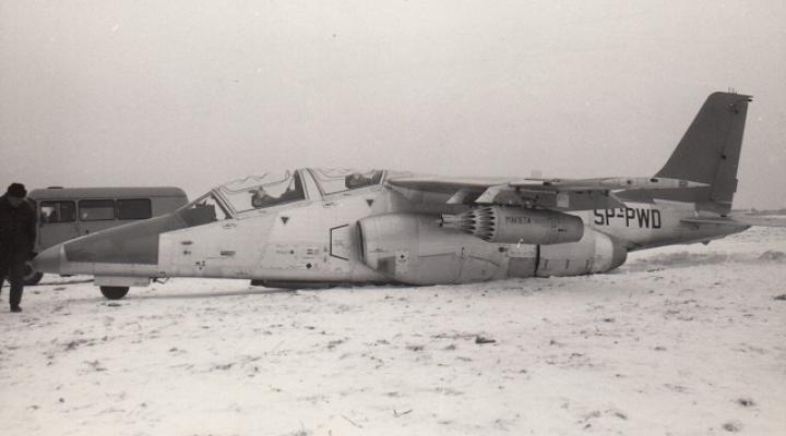 PZL I-22 Iryda (SP-PWD) po lądowaniu bez podwozia na lotnisku w Mielcu, fot. źródło: Henryk Bronowicki