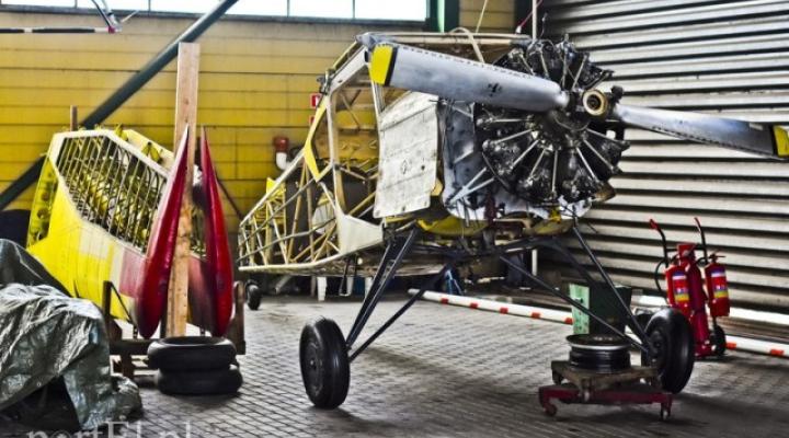JAK-12A w hangarze Aeroklubu Elbląskiego przechodzi podstawowy remont (fot. Michał Skroboszewski)