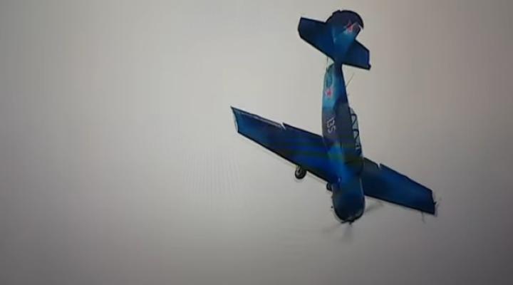 Jak-52 podczas próby wyjścia z korkociągu (fot. kadr z filmu na youtube.com)