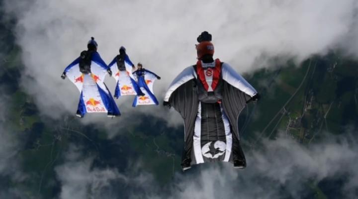 Jak skydiverzy wykonują te niesamowite zdjęcia (fot. kadr z filmu Mario Waltenspiela)