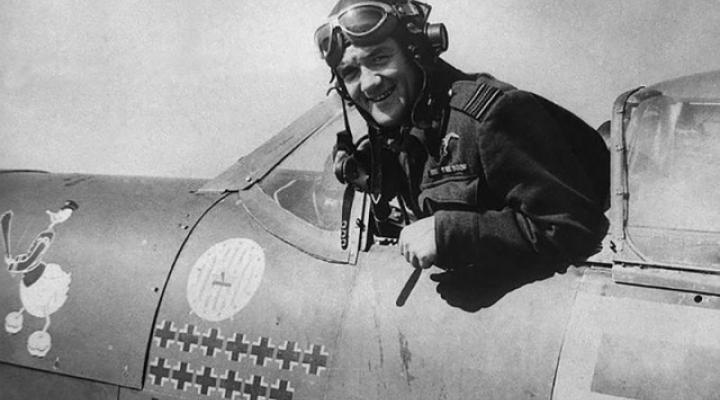 Jan Zumbach w samolocie (fot. Unknown author/Domena publiczna/Wikimedia Commons)