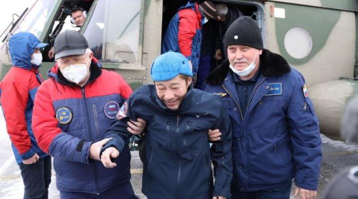 Japoński miliarder, Yusaku Maezawa, po wylądowaniu na Ziemi (fot. Роскосмос/Facebook)