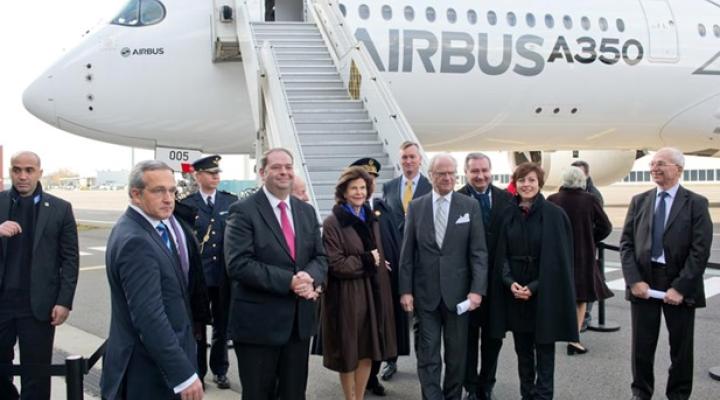 Jego Królewska Mość i Jej Królewska Mość, Król i Królowa Szwecji, przed samolotem testowym A350 w Tuluzie we Francji