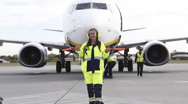 Joanna Filipek, koordynator ruchu naziemnego, na płycie lotniska przed samolotem (fot. airport.lodz.pl)