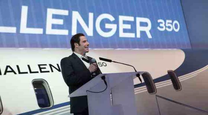 Pilot i aktor John Travolta prezentuje kabinę odrzutowca Challenger 350