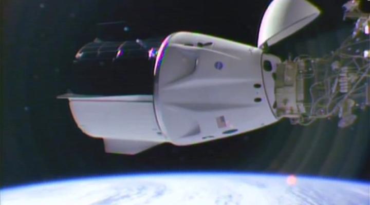 Kapsuła Crew Dragon zacumowała do Międzynarodowej Stacji Kosmicznej (fot. kadr z filmu NASA)