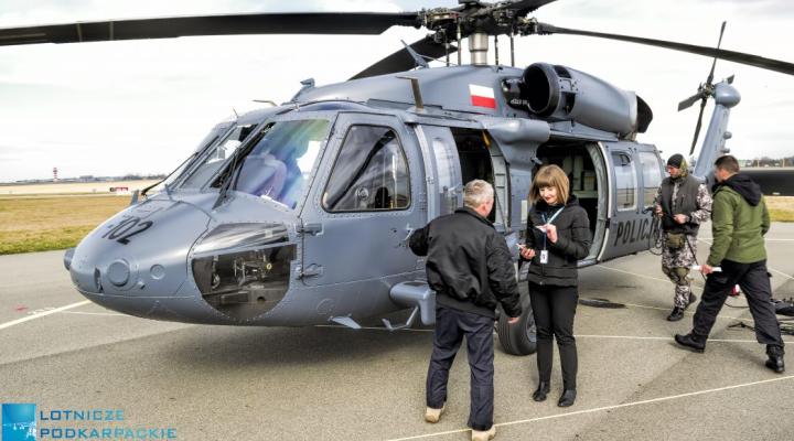 Katarzyna Hadała przy śmigłowcu S70i Black Hawk na lotnisku EPRJ (fot. Tomasz Kępanowski/Lotnicze podkarpackie)