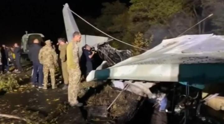 Wrak An-26, który rozbił się w pobliżu drogi pod miastem Czuhujiw na Ukrainie (fot. kadr z filmu na youtube.com)