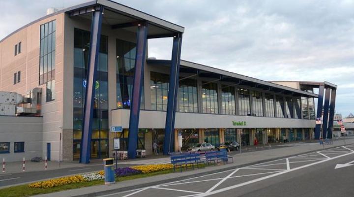 Port Lotniczy Katowice – Terminal B (fot. User:Piotrus (praca własna)/GFDL/Wikimedia Commons)