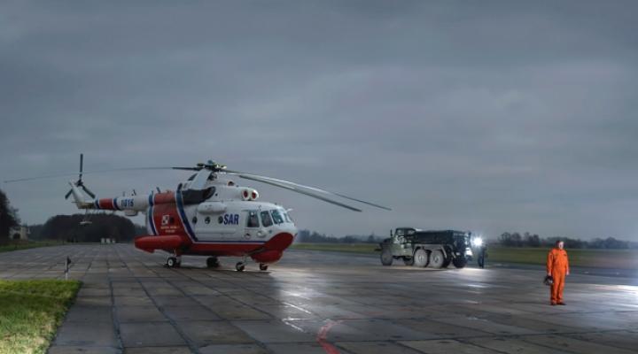 Kazimierz Rymer na płycie lotniska przy śmigłowcu Mi-14 (fot. zrzutka.pl)