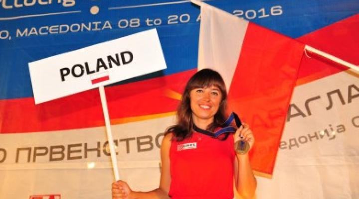Klaudia Bułgakow z medalem z 14. Paralotniowych Mistrzostwach Europy (fot. aeroklub-polski.pl)