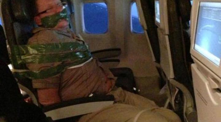 Kłopotliwy pasażer samolotu (fot. reddit.com)