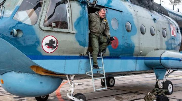Kmdr pil. Jarosław Czerwonko wychodzi ze śmigłowca Mi-14PŁ (fot. st.chor.sztab.mar. Dariusz Przybysz)