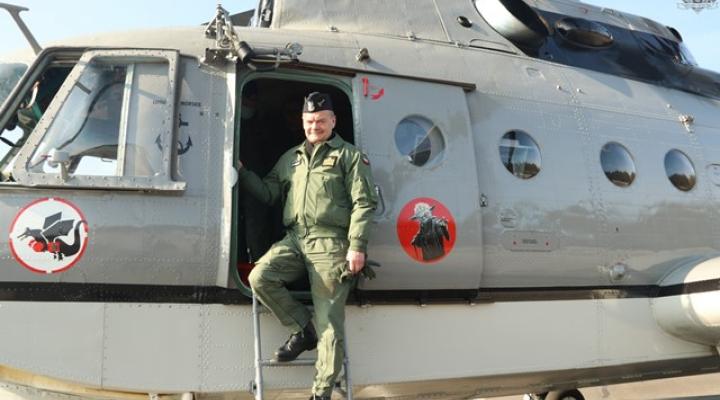 Komandor dypl. pil. Jarosław Czerwonko wychodzi ze śmigłowca Mi-14PŁ (fot. kmdr ppor. Marcin Braszak)