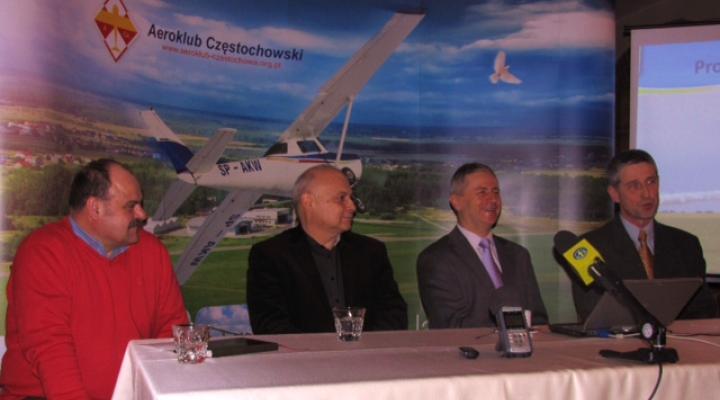 Konferencja Aeroklub Częstochowski (od lewej) Jacek Bogatko, Janusz Darocha, Włodzimierz Skalik i Zbigniew Nieradka.