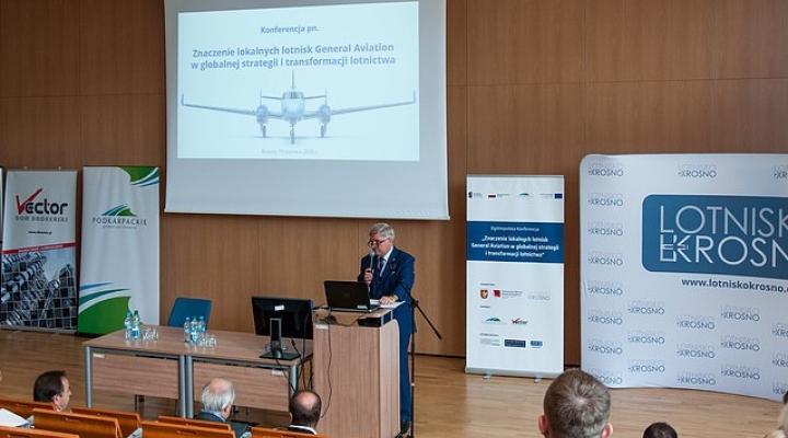 Konferencja „Znaczenie lokalnych lotnisk General Aviation w globalnej strategii i transformacji lotnictwa” (fot. krosno.pl)