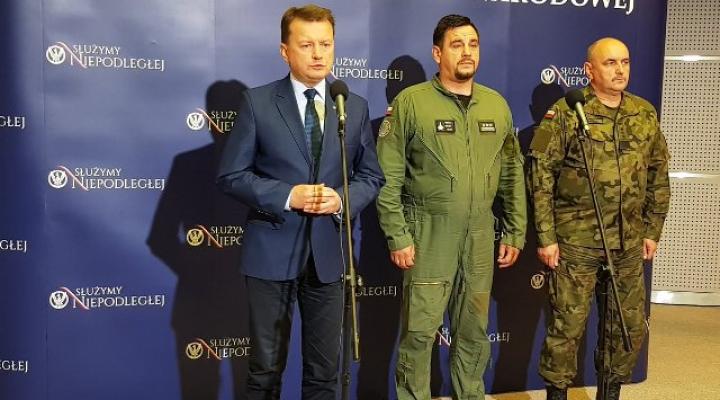 Mariusz Błaszczak minister obrony narodowej, płk Maciej Trelka, gen. broni Jarosław Mika (fot. MON/Twitter)