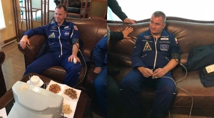 Kosmonauci - Amerykanin Nick Hague i Rosjanin Aleksiej Owczynin (fot. Roscosmos/Twitter)