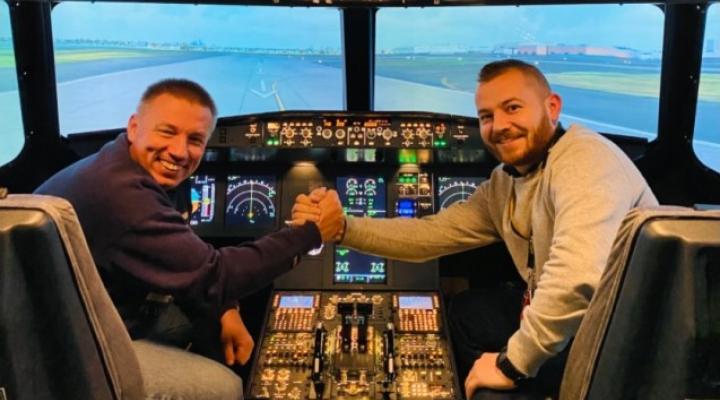 Kpt. Piotr Lipiński i Konrad Stasiczak z JetZone24 w symulatorze samolotu A320 (fot. allegro.pl)