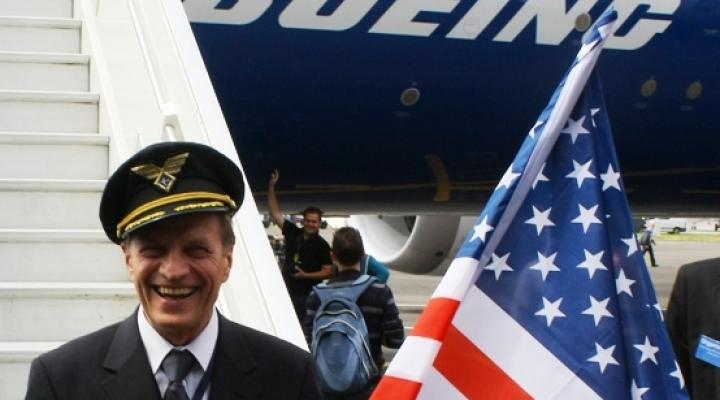 Krzysztof Lenartowicz z flagą USA na tle Boeinga/ fot. Paweł Kralewski