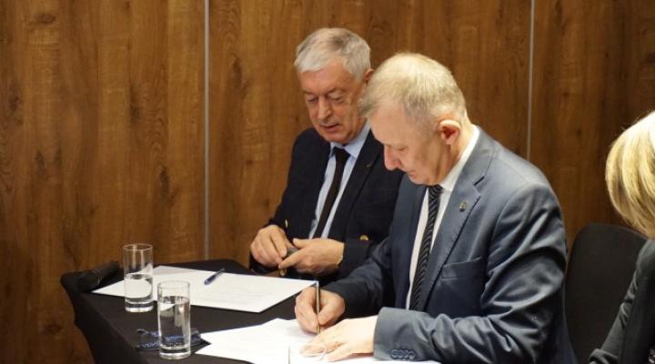 Podpisanie umowy o współpracy między Politechniką Rzeszowską i Starostwem Powiatowym w Łańcucie (fot. Anna Świerk)