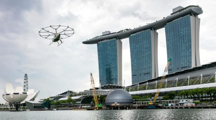 Latająca taksówka firmy Volocopter wykonała w Singapurze próbny lot (fot. volocopter.com)