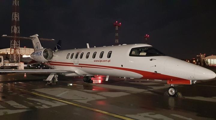 Learjet 75 Liberty (SP-MXR) LPR na lotnisku w nocy - widok z przodu z ukosa (fot. Justyna Sochacka)