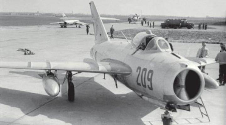 Lim 5 (MiG 17F) na płycie lotniska (fot. cowiemechanikolotnictwie.blogspot.com)