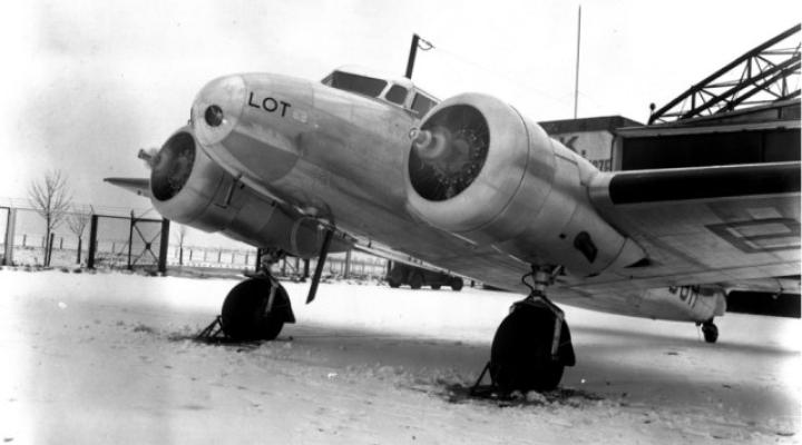 Lockheed L-10 Electra na płycie lotniska po włączeniu silników (fot. Narodowe Archiwum Cyfrowe)