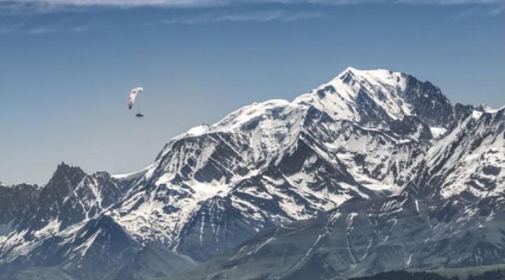 Lot paralotnią w okolicy Mont Blanc podczas Red Bull X-Alps (fot. redbullxalps.com)