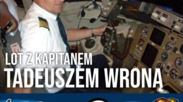 Lot z kpt. Tadeuszem Wroną w symulatorze Boeinga (fot. aukcje.wosp.org.pl)