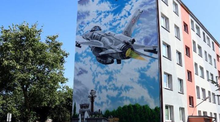 Lotniczy mural na bloku w Łasku (fot. KruK Maluje/FB)