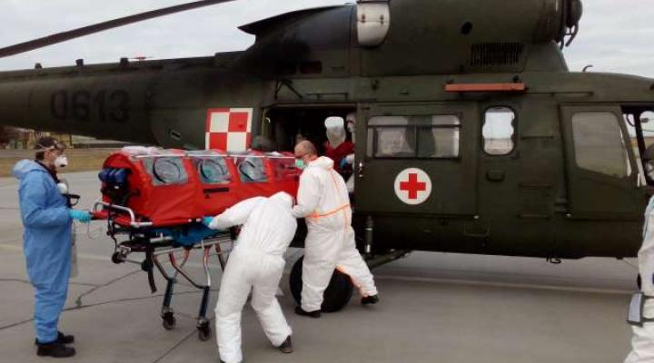 Lotniczy transport pacjenta w wykonaniu załogi śmigłowca W-3 Sokół z 25 Brygada Kawalerii Powietrznej (fot. 25.BKPow)