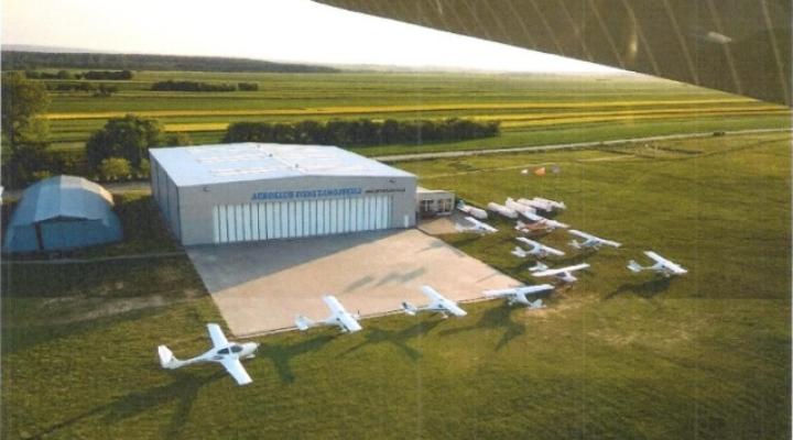 Lotnisko Zamość-Mokre – hangar i samoloty – widok z góry (fot. AZZ)