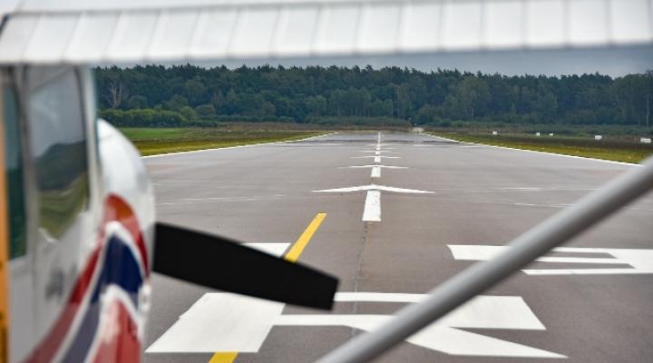 Lotnisko Białystok-Krywlany - widok na pas startowy zza skrzydła samolotu (fot. Marcin Jakowiak / UM Białystok)