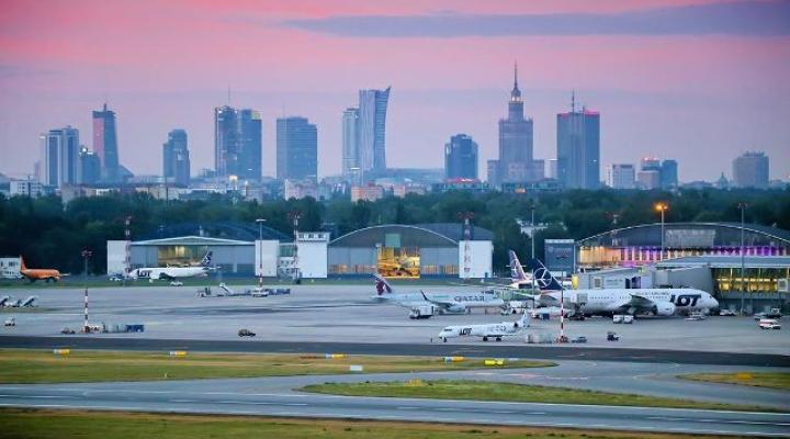 Lotnisko Chopina - samoloty na płycie, hangary i miasto w tle (fot. Krystian Truszkowski)