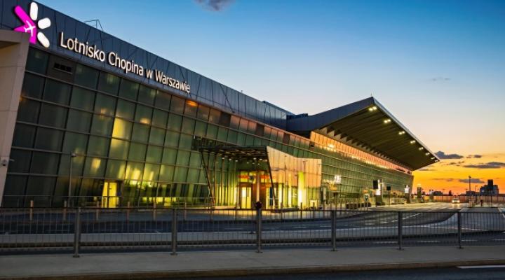 Lotnisko Chopina - terminal od frontu wieczorem z bliska - napis (fot. D. Kłosiński)