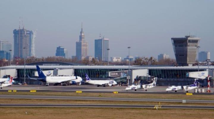 Lotnisko Chopina - widok na samoloty na płycie i na terminal (fot. PAŻP)