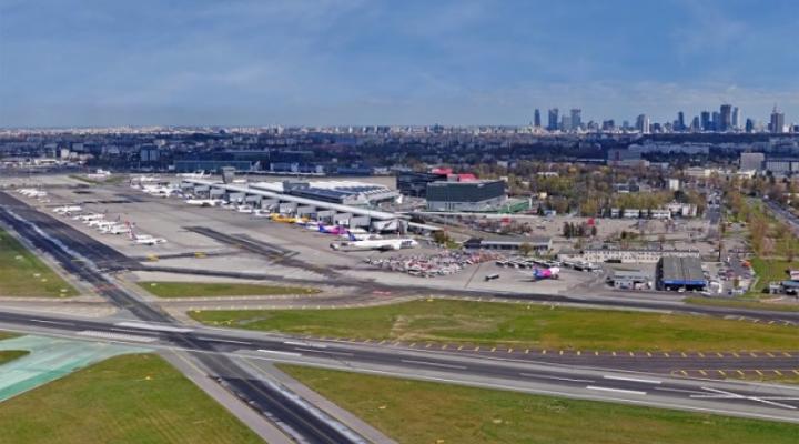 Lotnisko Chopina - widok z góry na pas startowy, płytę i terminal (fot. PAŻP)