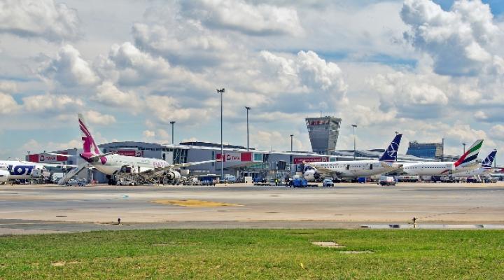 Lotnisko Chopina - samoloty na płycie (fot. Dariusz Kłosiński)