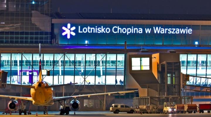 Lotnisko Chopina nocą - samolot (fot. lotnisko-chopina.pl)