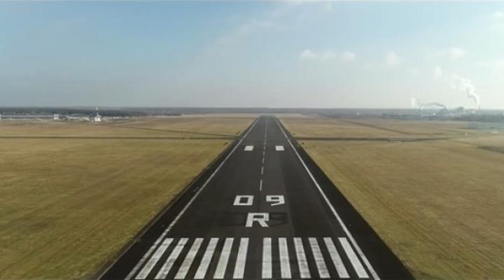 Lotnisko Mielec - pas startowy (fot. kadr z filmu Lotniska Mielec)