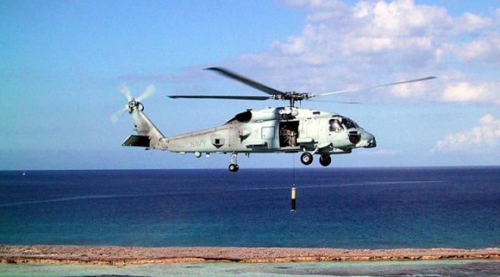 MH-60R Seahawk w locie nad brzegiem Atlantyku (fot. U.S. Navy/Domena publiczna/Wikimedia Commons)
