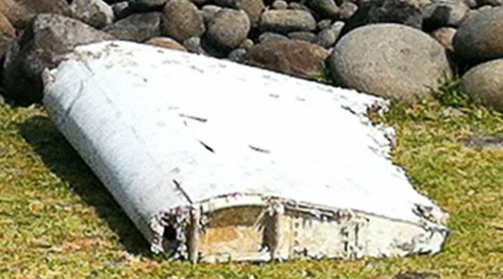 Fragment, prawdopodobnie samolotu B777 (MH370), znaleziony przy wyspie Reunion. fot. AFP