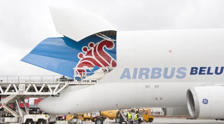 Załadunek ogonu pierwszego samolotu A380 dla chińskiego przewoźnika China Southern Airlines